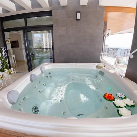 Appartamento Sunset Waves Benidorm Julieta Vistas Al Mar Premium 200 Mt2 Con Jacuzzi En Terraza Esterno foto